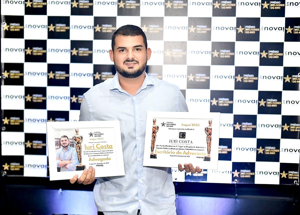 Iuri Costa com os prêmios de Melhor Escritório de Advocacia 2023
